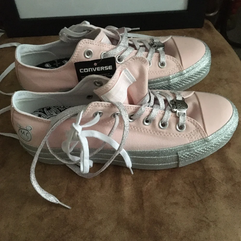 CONVERSE X MILEY CYRUS NIB AUTHENTIC CANVAS STYLE SNEAKERS